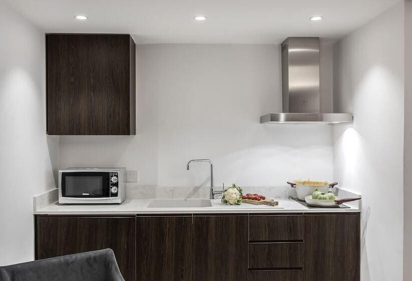 سوییت اجرایی, Almond Business