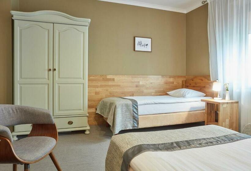 חדר סטנדרט לשלושה, Batory