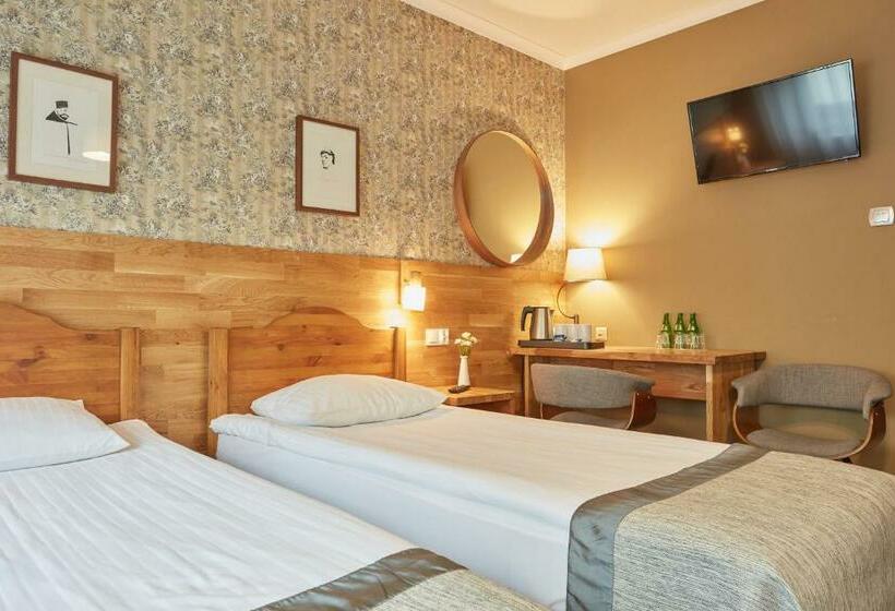 חדר סטנדרט לשלושה, Batory