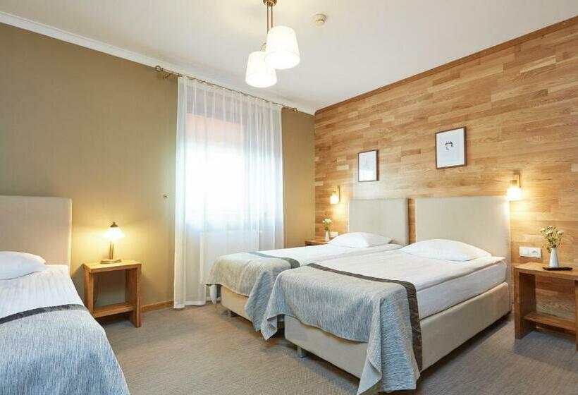 חדר סטנדרט לשלושה, Batory