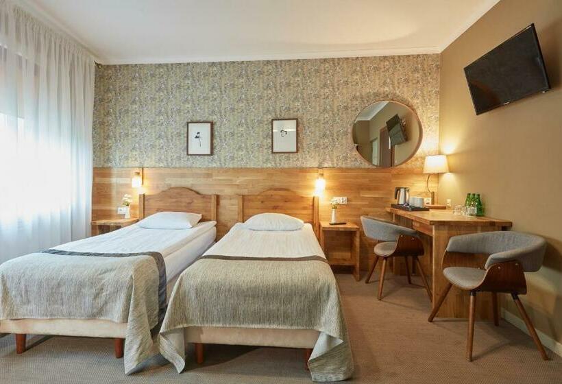 חדר סטנדרט לשלושה, Batory