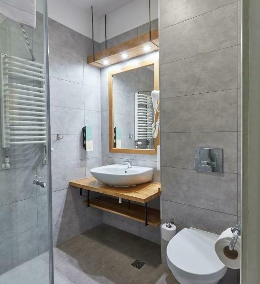 חדר סטנדרט לשלושה, Batory