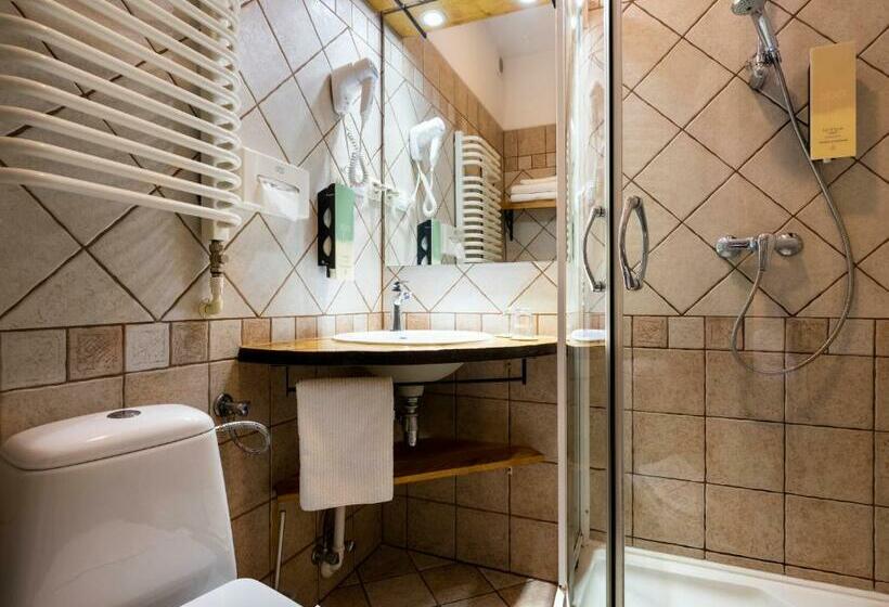 חדר סטנדרט לשלושה, Batory