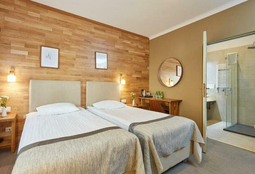 חדר סטנדרט לשלושה, Batory