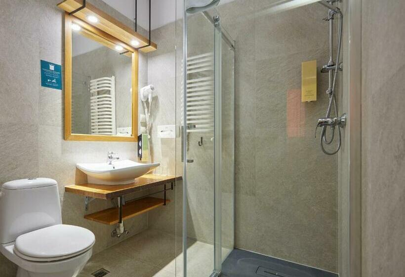 חדר סטנדרט לשלושה, Batory