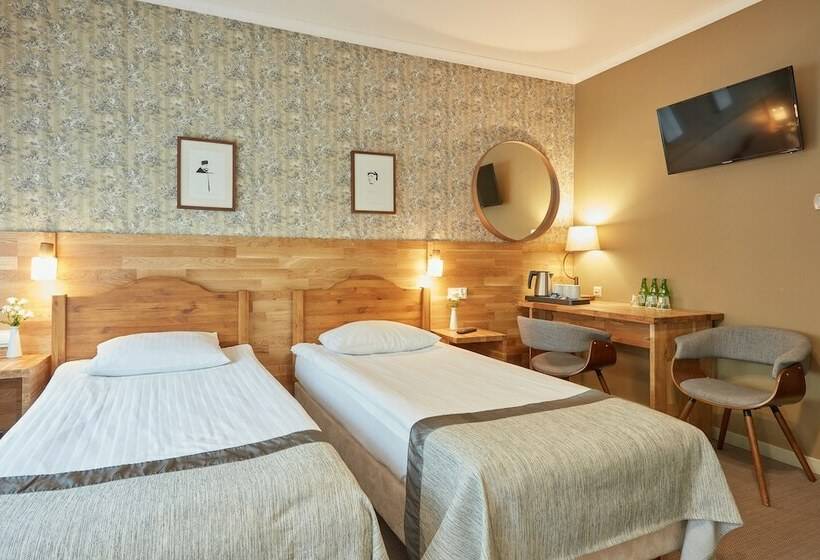 חדר סטנדרט לשלושה, Batory