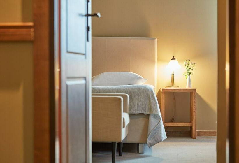 חדר סטנדרט לשלושה, Batory