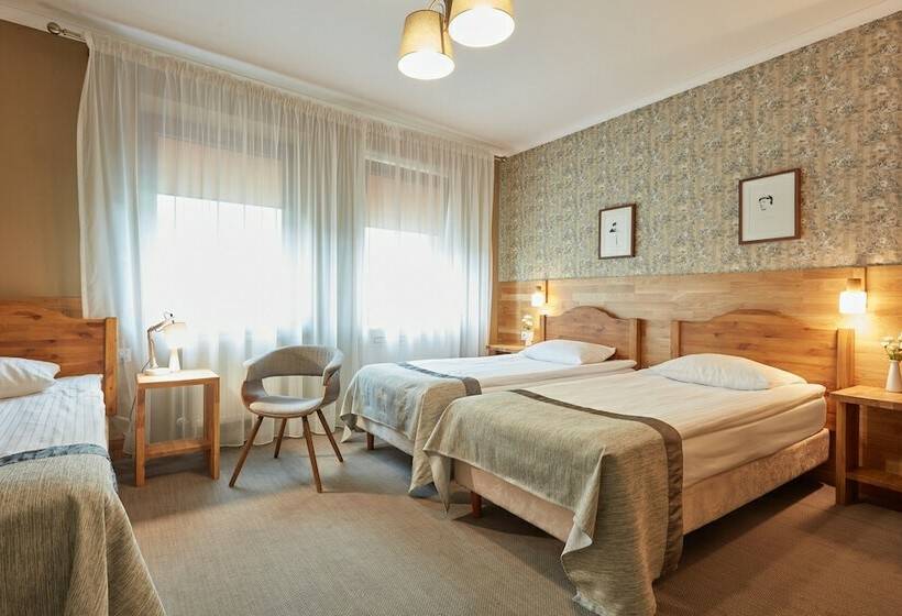 חדר סטנדרט לשלושה, Batory