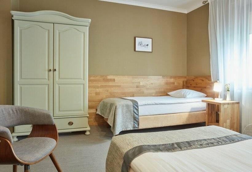 חדר סטנדרט לשלושה, Batory