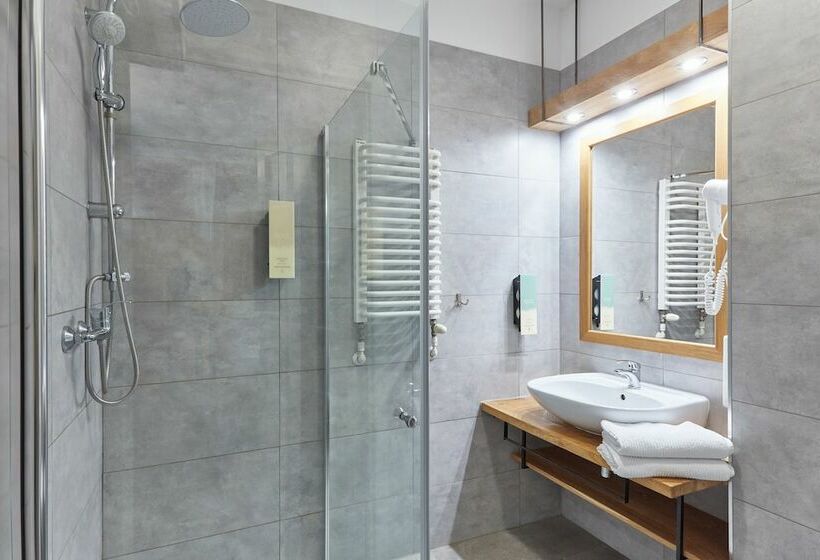 חדר סטנדרט לשלושה, Batory