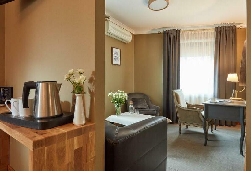 חדר דלוקס, Batory