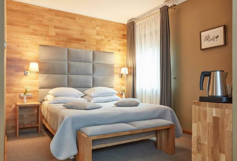 חדר דלוקס, Batory