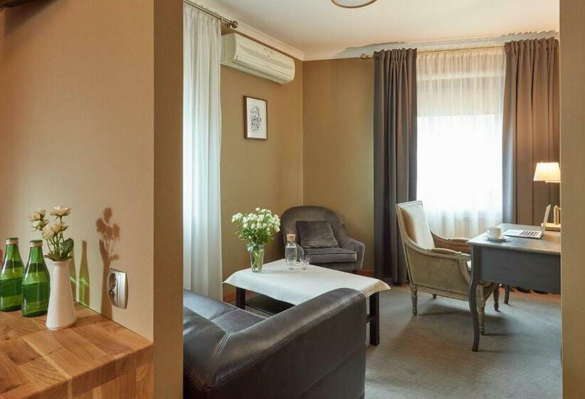 חדר דלוקס, Batory