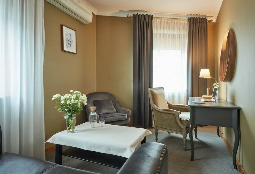 חדר דלוקס, Batory