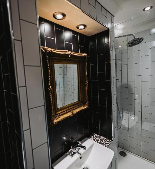 Номер Стандарт, Brook Hall