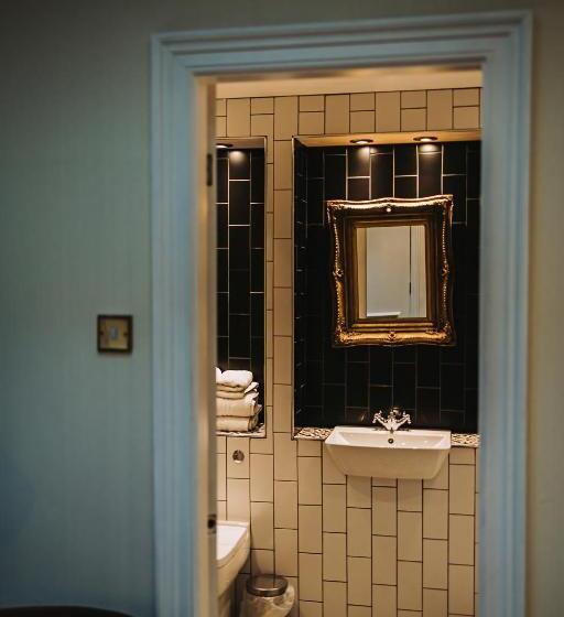 Номер Стандарт, Brook Hall