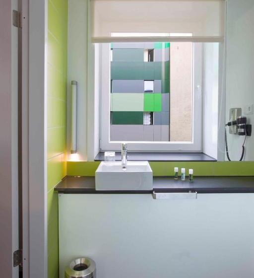 اتاق استاندارد سه نفره, Gat Point Charlie