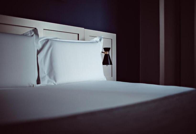 اتاق لوکس, Monsieur Helder