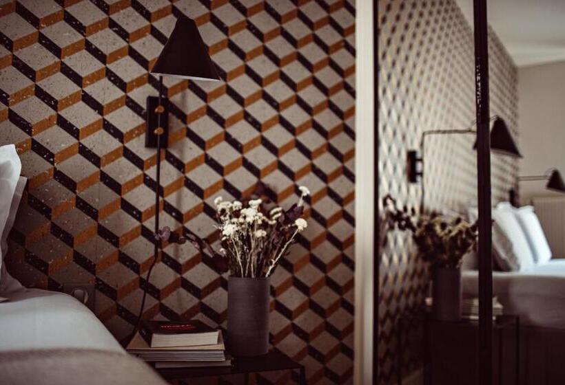 اتاق اجرایی سه نفره, Monsieur Helder