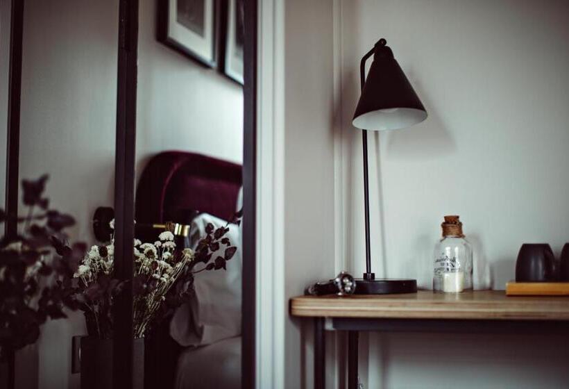 اتاق کلاسیک, Monsieur Helder