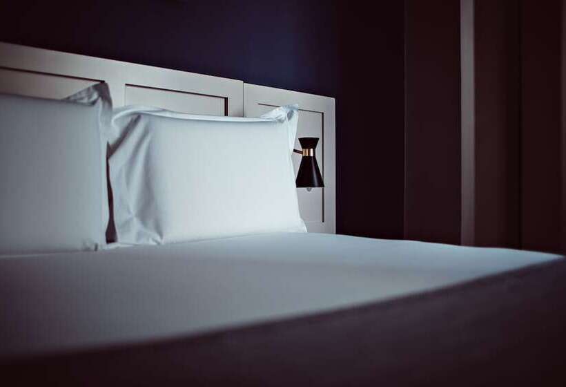 اتاق لوکس, Monsieur Helder