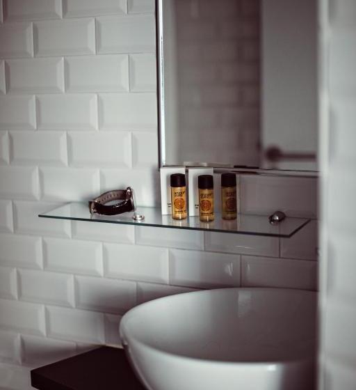 اتاق لوکس, Monsieur Helder