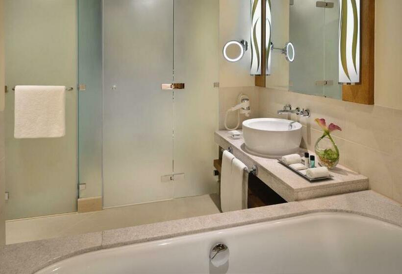 اتاق اجرایی با تخت بزرگ, Mövenpick Hotel Jumeirah Beach