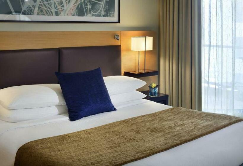 اتاق سوپریور با تخت بزرگ, Mövenpick Hotel Jumeirah Beach