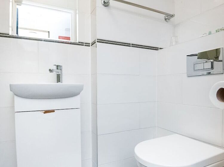 标准间, St George S