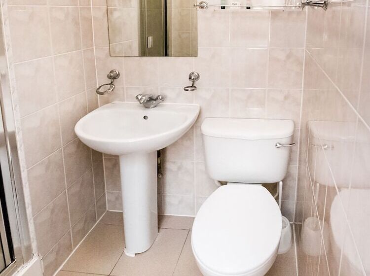 标准三人间, St George S