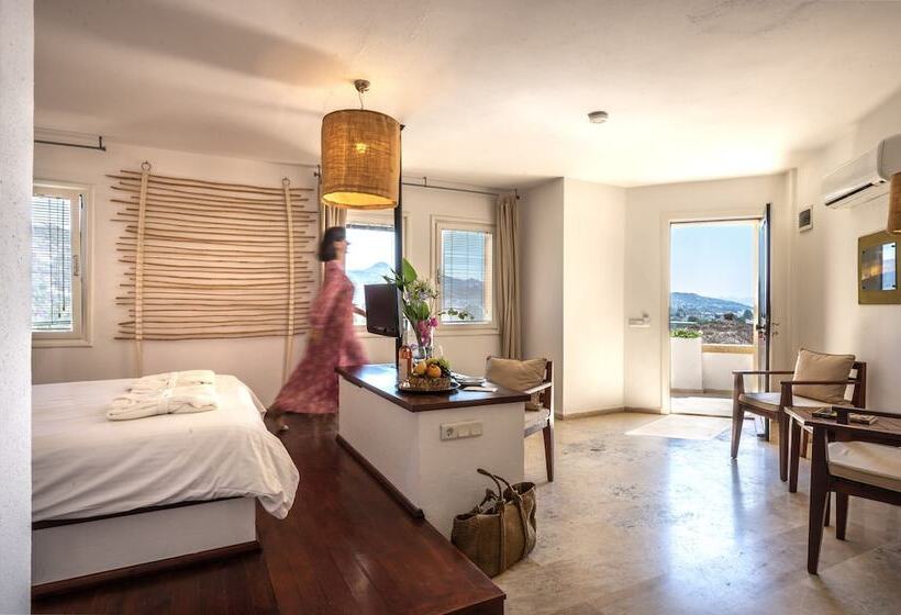 Standard Room, 4reasons Hotel + Bistro | 12+