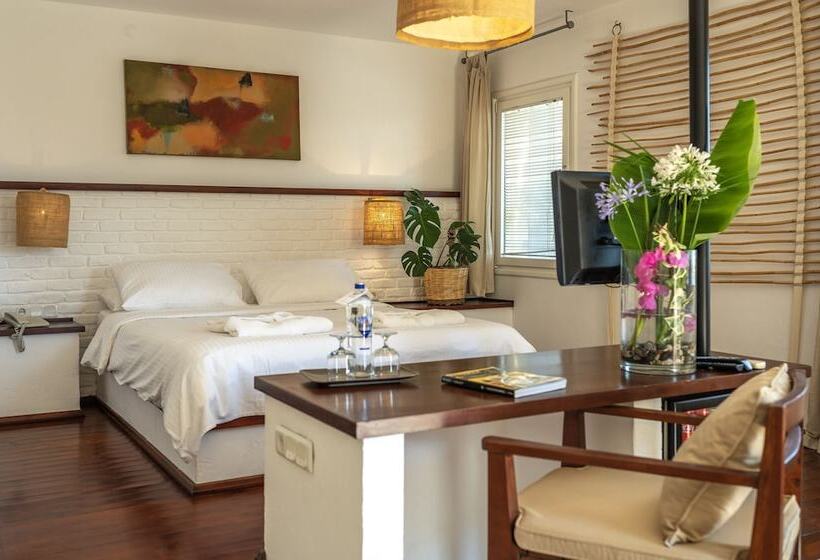 Standard Room, 4reasons Hotel + Bistro | 12+