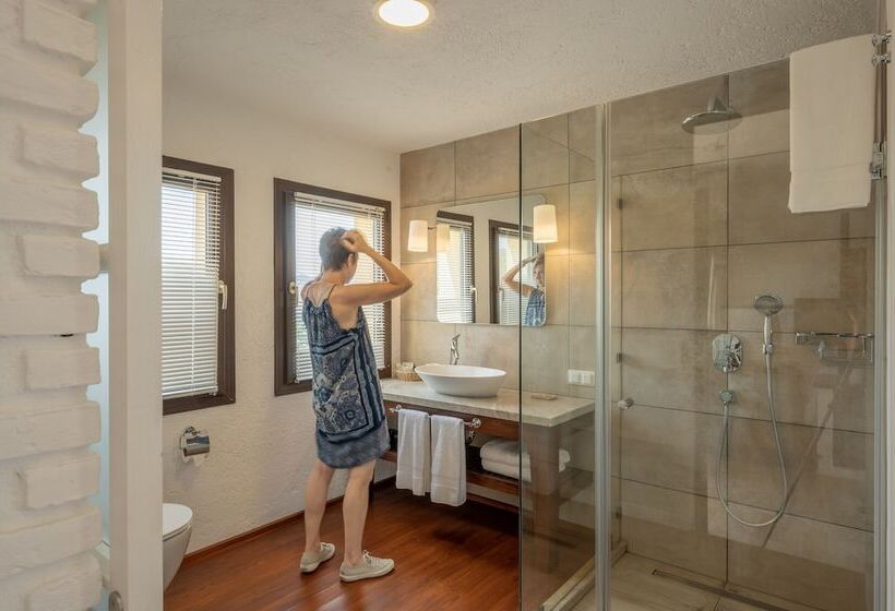 Standard Room, 4reasons Hotel + Bistro | 12+