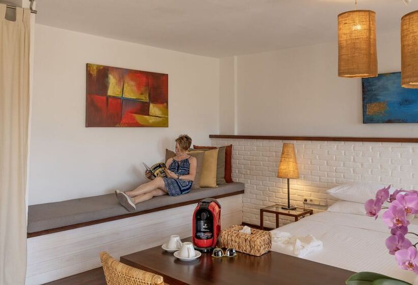 Standard Room, 4reasons Hotel + Bistro | 12+