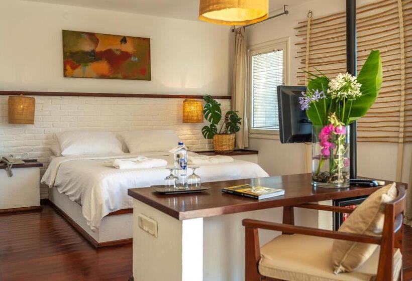 Standard Room, 4reasons Hotel + Bistro | 12+