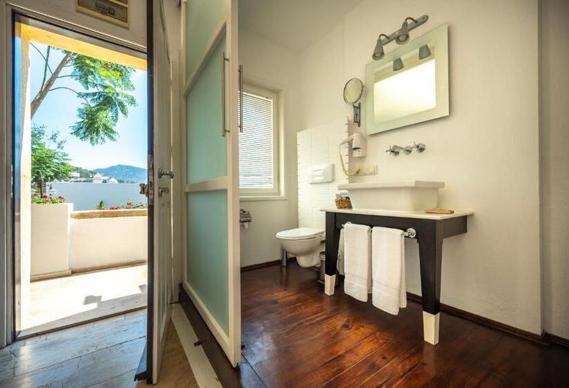 Basic Room, 4reasons Hotel + Bistro | 12+