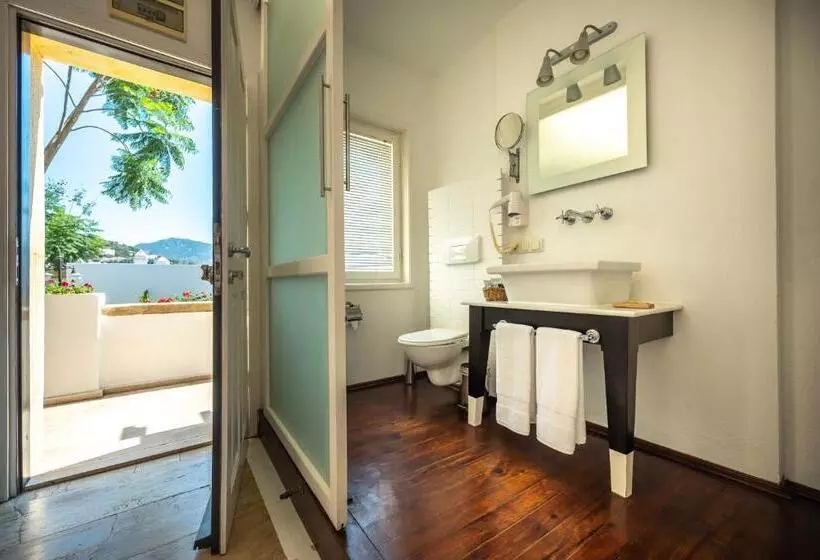 Basic Room, 4reasons Hotel + Bistro | 12+