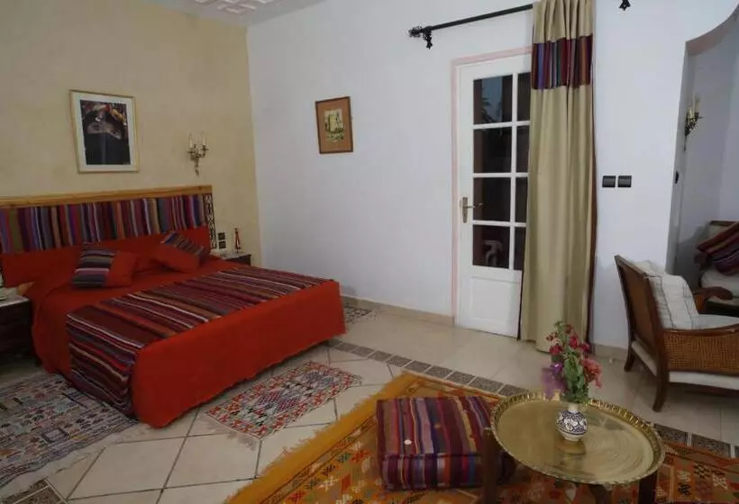 سوئیت جونیور با چشم‌انداز باغ, Hôtel Le Tinsouline