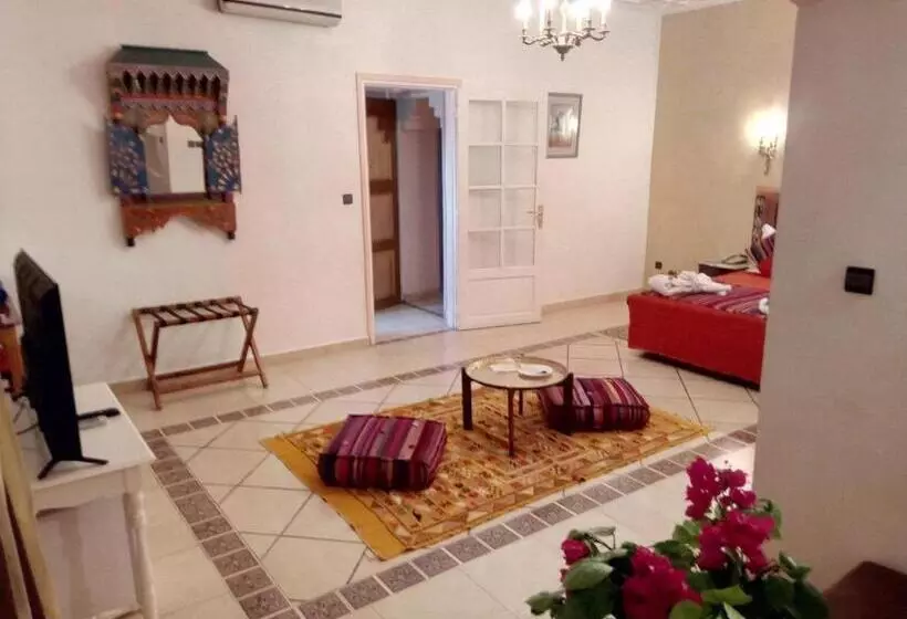 سوئیت جونیور با چشم‌انداز باغ, Hôtel Le Tinsouline