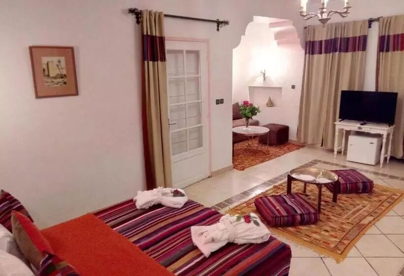 سوئیت جونیور با چشم‌انداز باغ, Hôtel Le Tinsouline