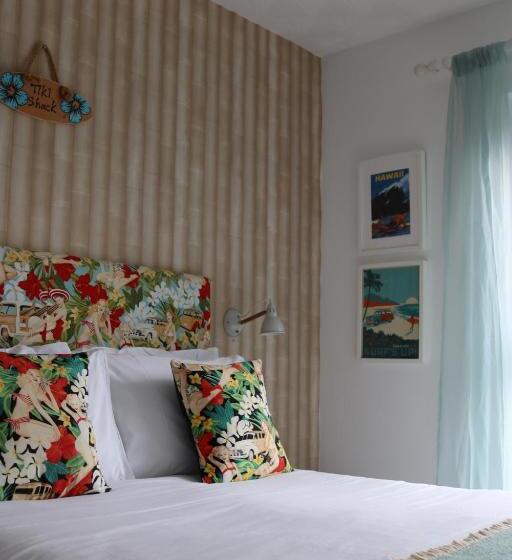 חדר אקונומי, Porth Beach