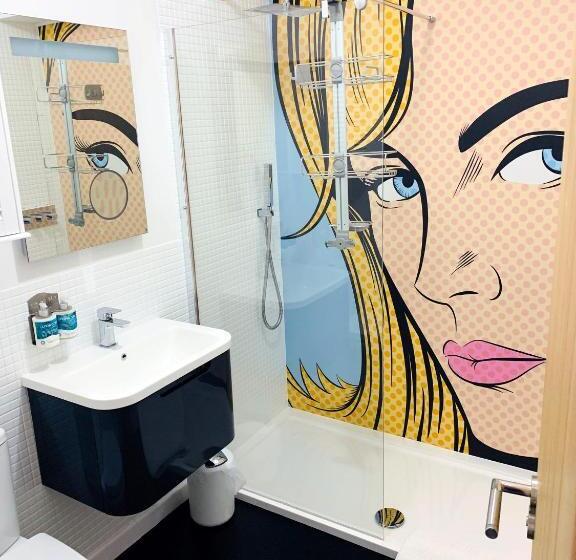 חדר אקונומי, Porth Beach