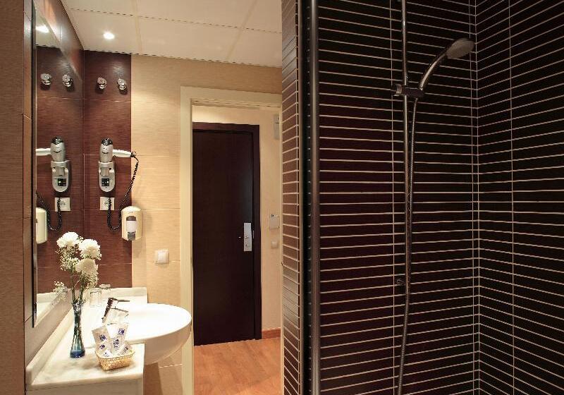 חדר סטנדרט, The Blue Boar