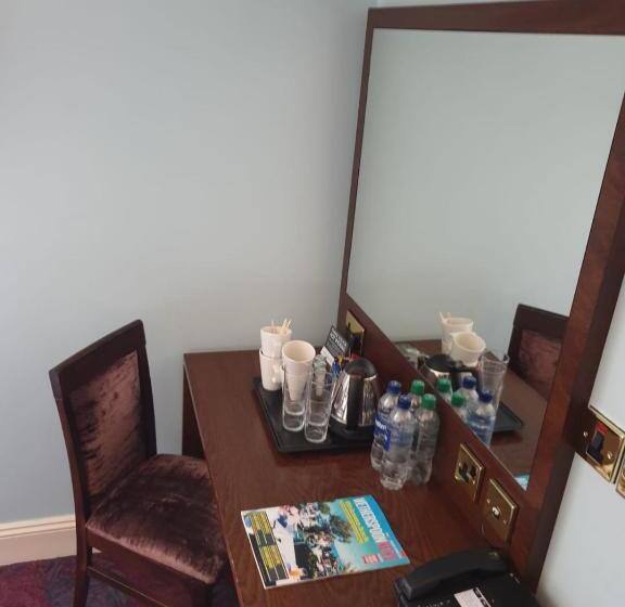 디럭스 패밀리 룸, The Queen S Head Wetherspoon