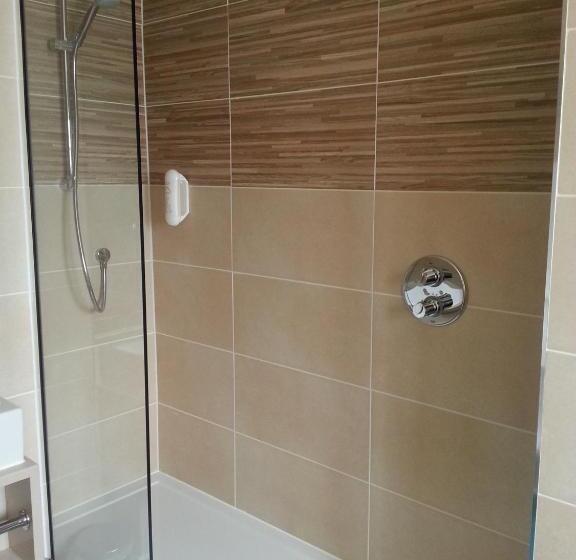 디럭스 패밀리 룸, The Queen S Head Wetherspoon