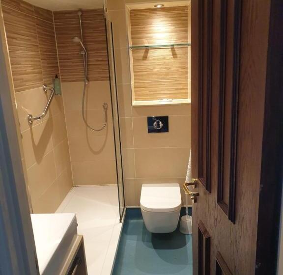 패밀리 룸, The Queen S Head Wetherspoon