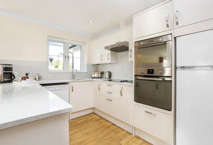 בית, 2 חדרי שינה, Woodford Bridge Country Club