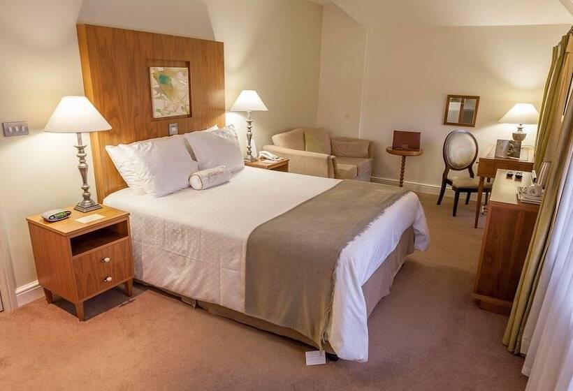 Номер Стандарт, Woodford Bridge Country Club