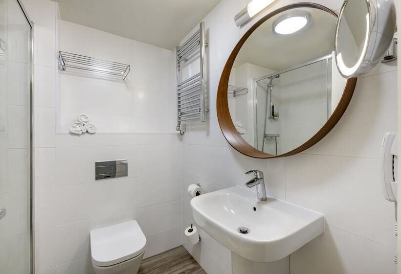 דירת חדר, Woodford Bridge Country Club