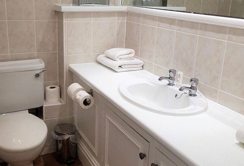 דירת חדר, Woodford Bridge Country Club